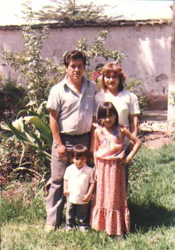 OrihuelaFamily.jpg - 31421 Bytes